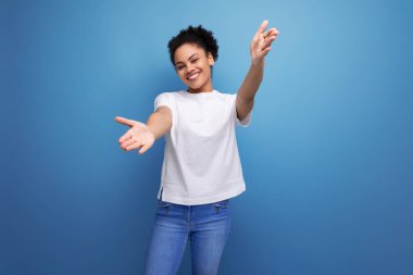 Beyaz tişörtlü kıvırcık saçlı güzel bir kadın. kimlik ve damgalama için kıyafet.