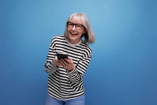 Gepflegte Schlanke Frau Mittleren Alters Den 60Ern Hält Ein Smartphone Stockbild