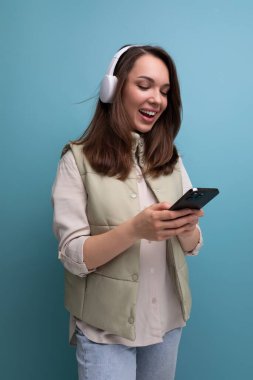 30 'lu yaşlardaki pozitif kadın internet üzerinden kulaklık ve cep telefonu kullanarak iletişim kuruyor..
