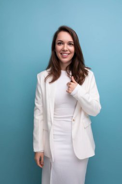 Hollywood gülüşlü, uzun saçlı, beyaz elbiseli, enerjik, genç bir esmer..