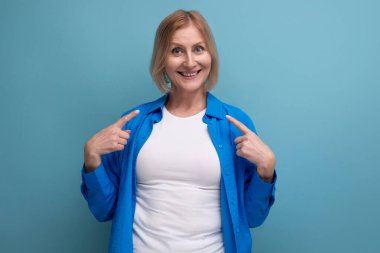 60 'ların neşeli, şık gömlekli, stüdyo arka planında çapraz kollu kadın portresi..