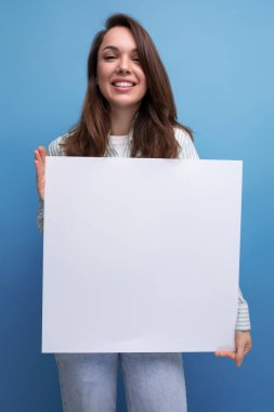 Avrupalı aktif 25 yaşında, kahverengi saçlı bir kadın beyaz panoda iş projesi sunuyor..