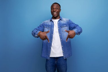 Kot ceketli yakışıklı genç Amerikalı adam reklam alanını işaret ediyor..