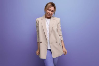 Stüdyo arka planında ofis ceketli çekici genç bayan..