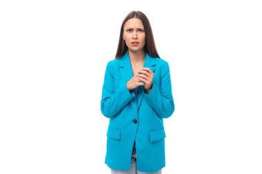 Genç, öfkeli, bakımlı, siyah düz saçlı, mavi iş ceketli ve beyaz arka planda fotokopi alanı olan bir ofis çalışanı..