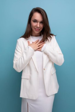 Beyaz elbiseli, bakımlı, uzun saçlı esmer bir kadının portresi..