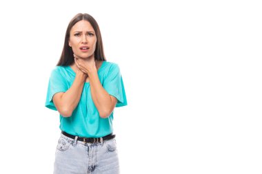 Mavi tişörtlü, uzun saçlı, esmer, genç, beyaz bir kadının boğazı ağrıyor..