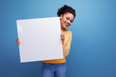 Güzel afro esmer, 20 'li yaşlarda, beyaz kağıtlı, Latin bir kadın..
