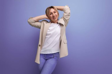 Arka planda fotokopi alanı olan 30 'lu yaşlardaki başarılı, kendine güvenen iş kadını portresi..