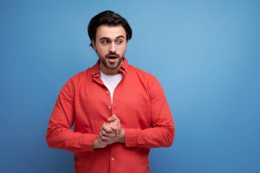 İyi bakımlı, zeki 35 yaşında, esmer, muhteşem saçlı, bin yıllık bir adam..