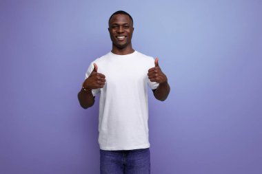 Başarılı, iyimser, beyaz tişörtlü Afrikalı genç adam..