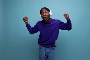 Rastalı, kulaklıkla müzik eşliğinde dans eden enerjik Amerikalı genç adam..