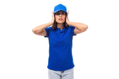 Temiz mavi polo tişört ve şapka giymiş hoş, beyaz tenli, esmer bir reklamcı kadın..