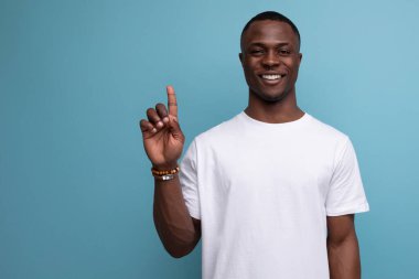 30 yaşında beyaz tişörtlü bir Amerikalı erkek bir fikir ve öneri için elini uzatıyor..