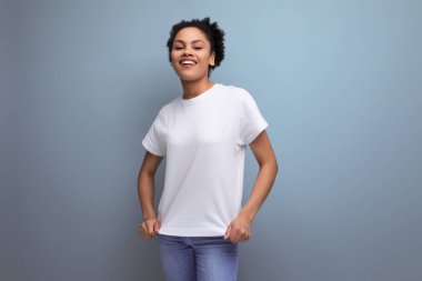 Beyaz tişörtlü esmer, genç Latin bir bayan. Kimlik izi için yeri var. markalaşma kavramı.