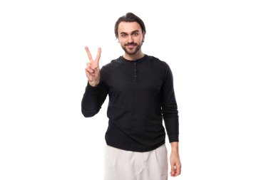 İzole edilmiş beyaz bir arka planda siyah kazaklı, yakışıklı, esmer, Avrupalı bir adam..