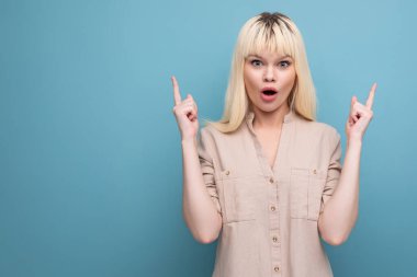 Zeki sarışın kadının parlak bir fikri var ve bunu bildirmek istiyor..