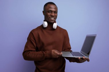 Genç Amerikalı esmer servis çalışanı arka planda fotokopi alanı olan bir dizüstü bilgisayarı tamir etti..