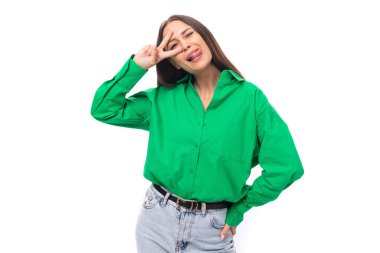 Genç Avrupalı esmer kadın. Kahverengi gözlü, yeşil bluzlu. Beyaz arka planda izole edilmiş..