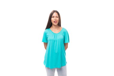 Otuz yaşında esmer, düz siyah saçlı yetişkin bir kadın her gün mavi bir tişört giyer. insanlar yaşam tarzı konsepti.