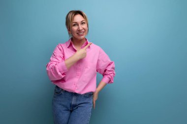 Genç, enerjik Avrupalı, sarışın, at kuyruklu, arka planda pembe bluz giymiş, fotokopi alanı olan lider kadın..