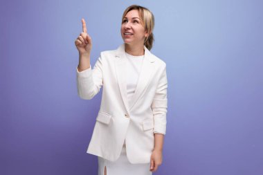 Beyaz ceketli, kendine güvenmek için el kol hareketi yapan genç, sarışın ofis kadını..