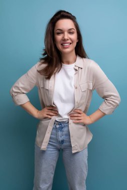 Romantik, çekici esmer, 30 yaşında, stüdyo arka planında gömlek ve kot giyen bir kadın..