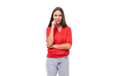 30 yaşında, beyaz arka planda, düz siyah saçlı, beyaz fotograflı, kırmızı gömlekli, beyaz bir kadın..