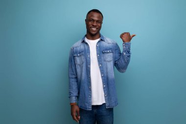 İyi giyimli, kot elbiseli, parmağını gösteren genç bir Amerikalının portresi..