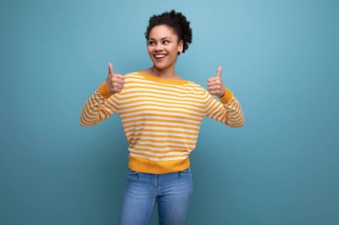 Sevimli, esmer, kıvırcık kıvırcık, sarı çizgili kazaklı, Latin bir kadın..