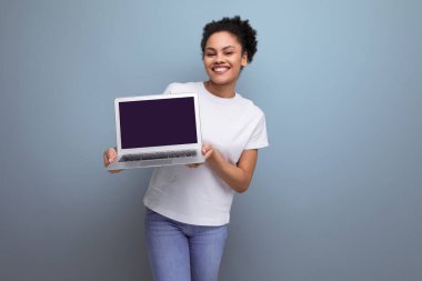 Genç başarılı İspanyol esmer kadın dizüstü bilgisayarında reklam gösteriyor..