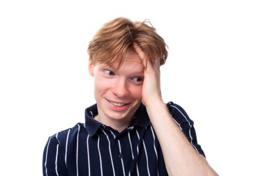 Çizgili polo giyen 25 yaşındaki zeki sarışın adam..