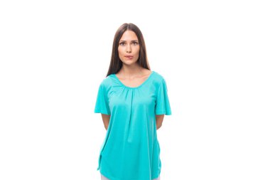 Siyah, uzun saçlı, mavi tişörtlü genç Avrupalı bir kadın. Beyaz arka planda, fotokopi alanı olan..