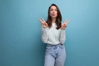 Çizgili gömlek ve kot pantolon giymiş esmer, komik bir bayan yüzünü buruşturuyor..