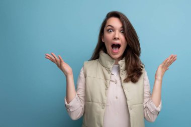 Kafkasyalı genç esmer kadının omuzlarının altında saçları vardı. Arka planda sevinçle ellerini sallıyordu..