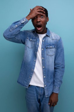 Şok olmuş, kot ceketli, şık Amerikalı bir adamın yakın plan portresi..