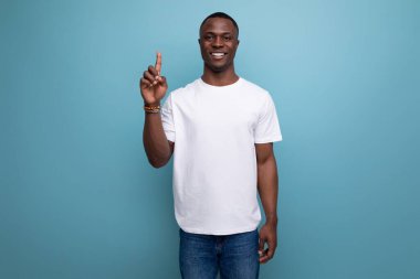 30 yaşında beyaz tişörtlü bir Amerikalı erkek bir fikir ve öneri için elini uzatıyor..