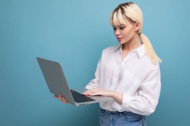 Dizüstü bilgisayarla çalışan, beyaz bluzlu, başarılı sarışın iş kadınının portresi. iş kavramı.