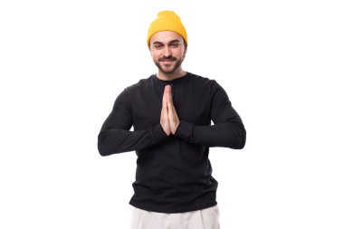 30 'ların başarılı otantik erkek esmer siyah kazaklı yetişkin ve beyaz arka planda sarı şapkalı fotokopi alanı ile.