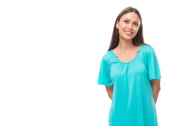 Beyaz arka planda, mavi tişörtlü, güzel gülümseyen, beyaz saçlı esmer bir kadının portresi..