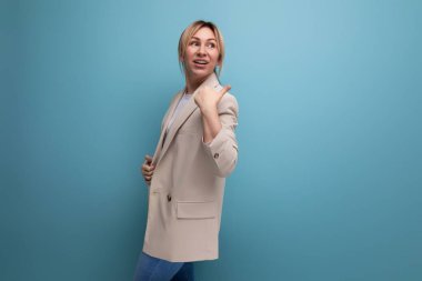 Arka planda fotokopi alanı olan 30 'lu yaşlardaki başarılı, kendine güvenen iş kadını portresi..