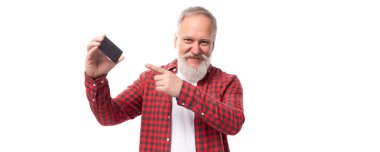 Beyaz sakallı, bıyıklı, banka kartı gösteren 60 'lı yılların yakışıklı emekli adamı..