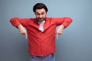 Sevimli, vahşi, esmer adam baş parmağını kaldırıyor..