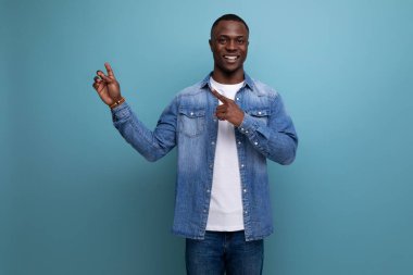 Zeki, ilham verici 30 yaşındaki yakışıklı, kısa saçlı, şık giyinmiş Amerikalı adamın bir stratejisi var..