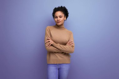 Tecrit edilmiş, çekici, esmer, atkuyruklu, sıradan kazaklı, esmer bir kadın..