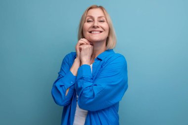 Gayri resmi, orta yaşlı, güzel tişörtlü bir kadın. İçindeki duyguları gösteriyor..