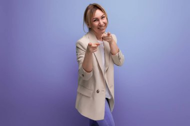 Neşeli gülümseyen, kendine güvenen, ceketli genç bir yetişkin fotokopi stüdyosunun arka planında..