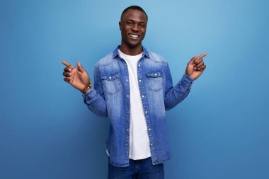 Koyu tenli, genç bir Amerikalının portresi. Havalı giyinmiş, sıradan bir Amerikalı..