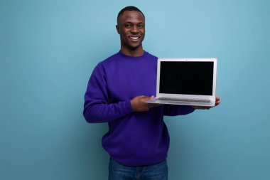 Mavi kazak giymiş 30 'lu yaşlarda esmer tenli Amerikalı bir adam....