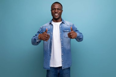 İyi giyimli, kot elbiseli, fotokopi alanı olan izole edilmiş genç bir Amerikalı adamın portresi..